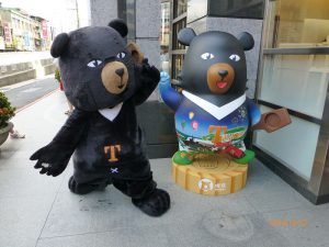 今(2016)年開始觀光局推動「轉角遇見喔熊」計畫，國內外民眾將能在臺灣各地發現喔熊組長的身影。（圖/交通部觀光局提供）